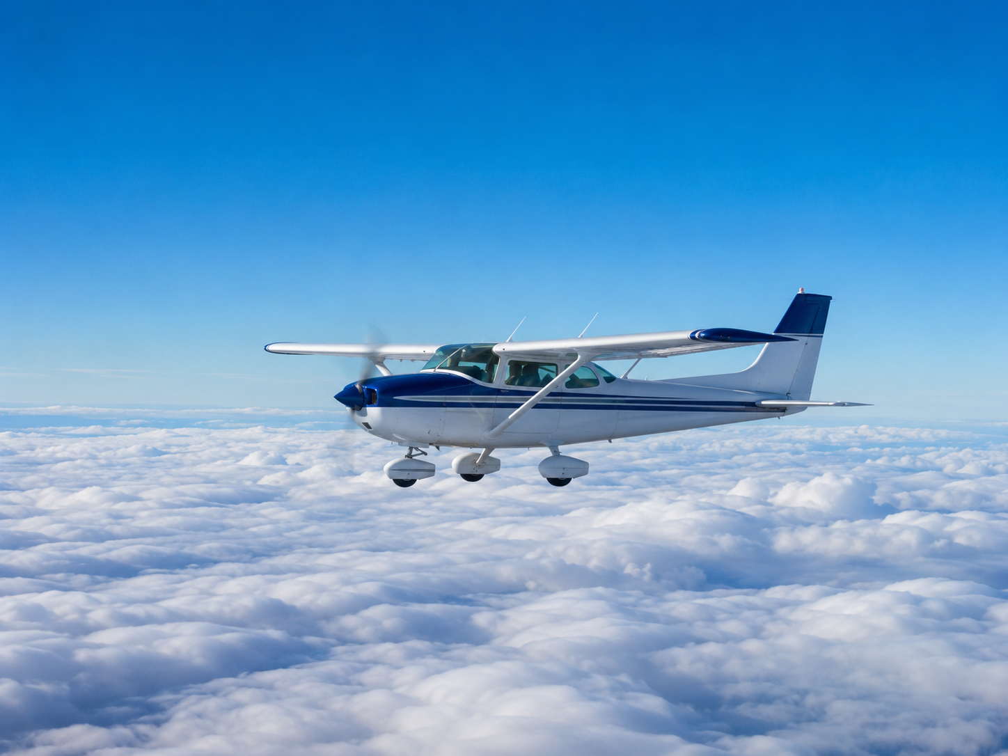雲上飛行をする飛行機