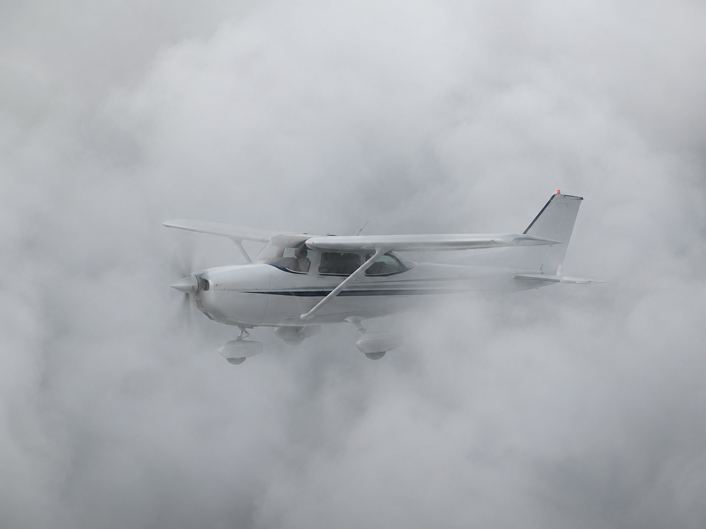 雲中飛行をする飛行機